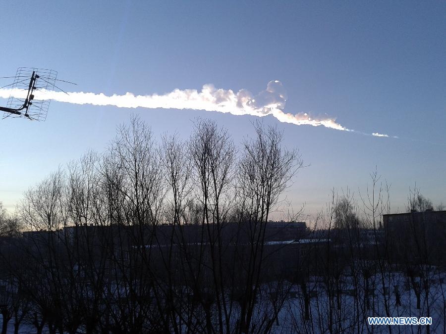 A meteorite contrail is seen over the Urals city of Chelyabinsk, about 1,500 km east of Moscow, on Feb. 15, 2013. Injuries caused by a fallen meteorite in Russia's Urals region have risen to around 1,200, including over 200 children, the Russian Interior Ministry said on Friday. (Xinhua/RIA) 
