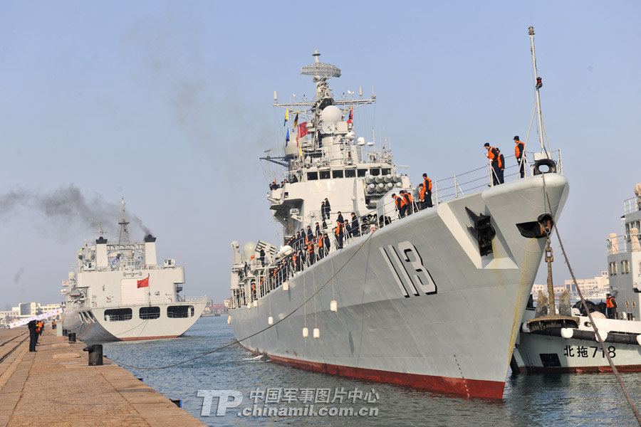 The photo shows the “Qingdao” warship, commanding ship of the formation, is getting close to a quay. (China Military Online/Wang Songqi)