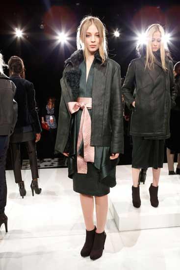 A model poses at the Brandon Sun Fall 2013 fashion show presentation during Mercedes-Benz Fashion Week at The Box at Lincoln Center on February 13, 2013 in New York City.(CCTV.com) 