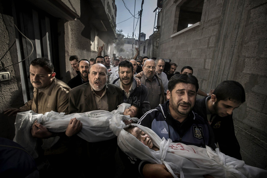 The Swedish photographer Paul Hansen has won the 1st prize of Spot News with his photograph named "Gaza burial".(Xinhua/AFP)