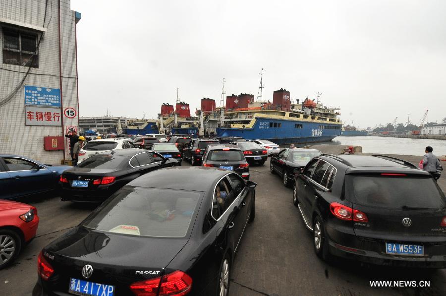 Vehicles which were detained by a heavy fog leave a port in Haikou, capital of south China's Hainan Province, Feb. 16, 2013. A total of 46,000 passengers and 8,700 vehicles have left the Port of Haikou from 8:00 p.m. Friday to 8:00 a.m. Saturday, after being detained by a heavy fog that disrupted the waterway traffic across the Qiongzhou Strait. (Xinhua/Wei Hua) 