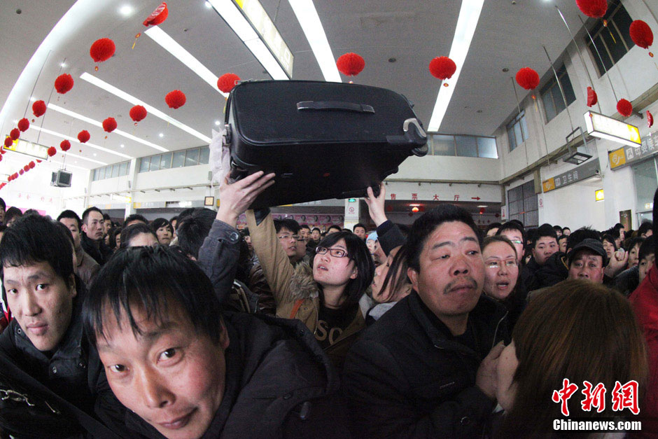 Home-leaving passengers are seen in a waiting hall of a coach station in Jiangsu province, Feb. 15, 2013. The Spring Festival holiday came to an end on Friday, which formed another travel peak around the country. (Chinanews.com/Si Wei)