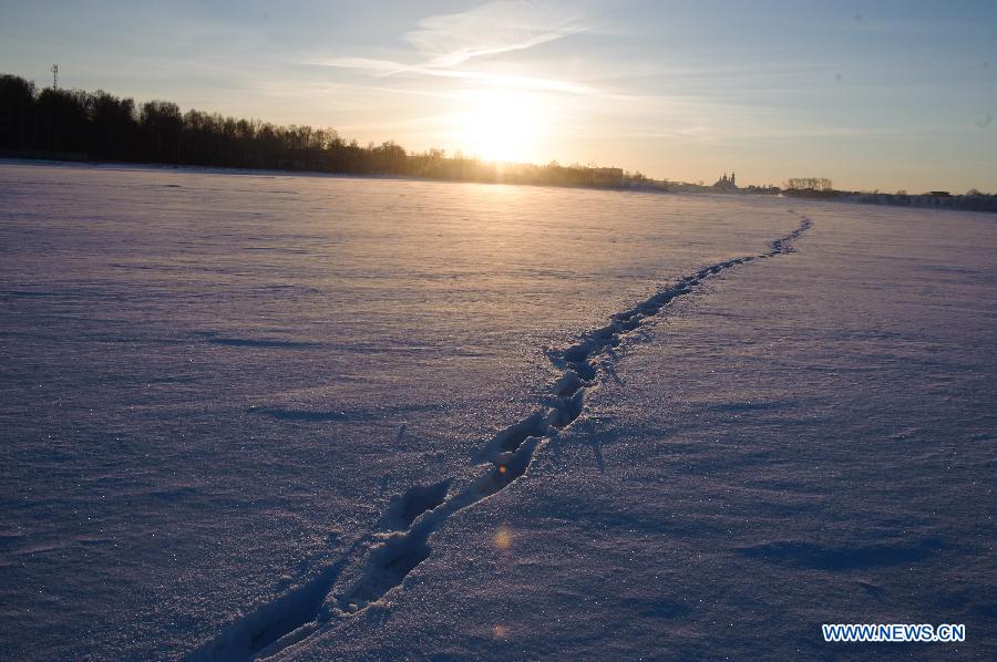The photo taken on Feb. 16, 2013 shows the ice and snow of Chebarkul Lake where a meteor strucked in Chelyabinsk, about 1500 kilometers east of Moscow, Russia. A meteorite burst into the sky over Russia's Urals region on Friday. Emergency Situations Minister Vladimir Puchkov said there was no proof that meteoritic fragments have been found. (Xinhua/Jiang Kehong) 