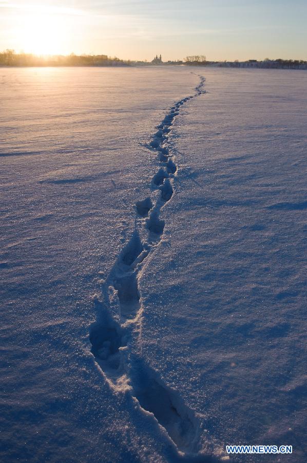 The photo taken on Feb. 16, 2013 shows the ice and snow of Chebarkul Lake where a meteor strucked in Chelyabinsk, about 1500 kilometers east of Moscow, Russia. A meteorite burst into the sky over Russia's Urals region on Friday. Emergency Situations Minister Vladimir Puchkov said there was no proof that meteoritic fragments have been found. (Xinhua/Jiang Kehong)