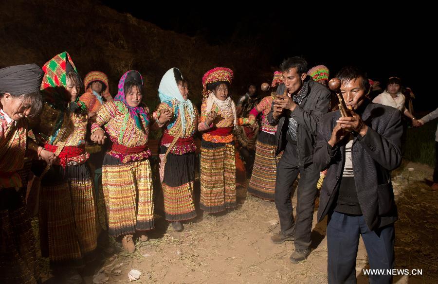 Participants of a traditional Lisu wedding attend an overnight group dance in Xinyu Village of Dechang County, southwest China's Sichuan Province, Feb. 15, 2013. Dechang's Lisu people live in family- or clan-based villages most of which locates on river valley slopes of around 1,500 to 3,000 meters above the sea level. They still practice a wedding tradition that has uncommon conventions including bridal face-shaving, outdoor wedding banquet and overnight group dance. (Xinhua/Jiang Hongjing) 