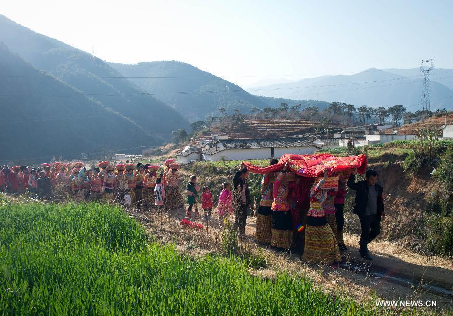 A Lisu wedding procession made up of members from the bride's side heads for the groom's home in Xinyu Village of Dechang County, southwest China's Sichuan Province, Feb. 15, 2013. Dechang's Lisu people live in family- or clan-based villages most of which locates on river valley slopes of around 1,500 to 3,000 meters above the sea level. They still practice a wedding tradition that has uncommon conventions including bridal face-shaving, outdoor wedding banquet and overnight group dance. (Xinhua/Jiang Hongjing) 