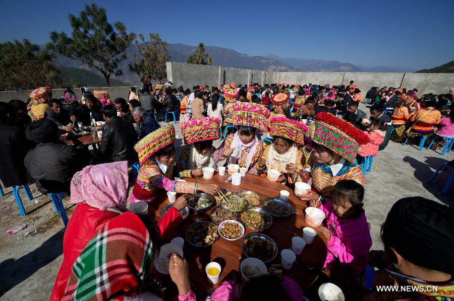 An outdoor wedding banquet of the Lisu ethnic group is held in Xinyu Village of Dechang County, southwest China's Sichuan Province, Feb. 15, 2013. Dechang's Lisu people live in family- or clan-based villages most of which locates on river valley slopes of around 1,500 to 3,000 meters above the sea level. They still practice a wedding tradition that has uncommon conventions including bridal face-shaving, outdoor wedding banquet and overnight group dance. (Xinhua/Jiang Hongjing) 