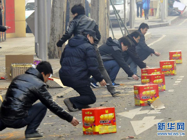 Citizens in Dalian, northeast China's Liaoning province, set off fireworks Saturday morning, February 16, 2013. Firework sprees are staged in many places around China on Friday morning, the first workday after this year's Spring Festival holidays. Many Chinese businessmen pray this way for a properous new year, but such activities have also been blamed for burdening cleaning workers and worsening air pullution. (Photo/Xinhua) 