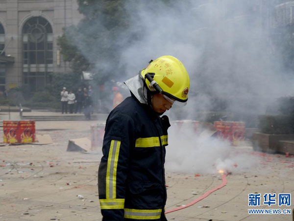 A fireman stands by at a plaza in Hangzhou, eastern China's Zhejiang province, Saturday morning, February 16, 2013. Firework sprees are staged in many places around China on Saturday morning, the first workday after this year's Spring Festival holidays. Many Chinese businessmen pray this way for a properous new year, but such activities have also been blamed for burdening cleaning workers and worsening air pullution. （Photo、Xinhua） 