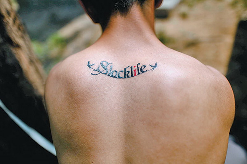 Zhang Liang loves slacklining so much that he has a custom tattoo design on his back. (China Daily/An Lingjun)  