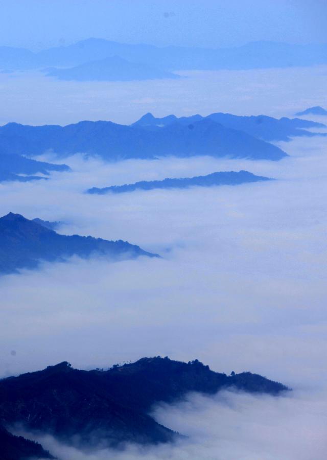 Photo taken on Feb. 16, 2013 shows the sea of clouds at the Huangshan Mountain scenic spot in Huangshan City, east China's Anhui Province. (Xinhua/Shi Guangde) 