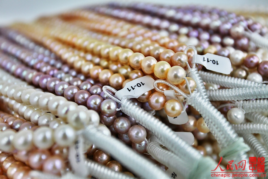 Every pearl product has a serial number; AAAA1 is the best. (People's Daily Online/ Wang Chu) 