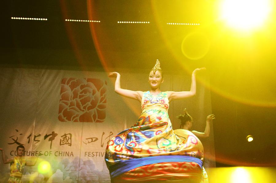 Chinese dancers perform during a show by China's "Cultures of China, Festival of Spring" art group in Paris, capital of France, Feb. 16, 2013. (Xinhua/Gao Jing) 