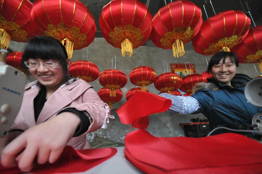 Villagers make red lanterns at Yangzhao Village of Jishan County, north China's Shanxi Province, Feb. 16, 2013, as the Lantern Festival approaches. The Lantern Festival falls on the 15th day of the first month of the Chinese lunar calendar, or Feb. 24 this year. (Xinhua) 