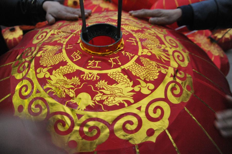 Villagers make red lanterns at Yangzhao Village of Jishan County, north China's Shanxi Province, Feb. 16, 2013, as the Lantern Festival approaches. The Lantern Festival falls on the 15th day of the first month of the Chinese lunar calendar, or Feb. 24 this year. (Xinhua)