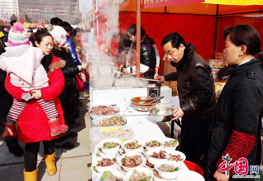 The public swarm to Beijing International Sculpture Park to taste the traditional New Year food and watch the traditional performances at a temple fair held from Feb. 10 to 16, 2013.  (Photo/China.org.cn)