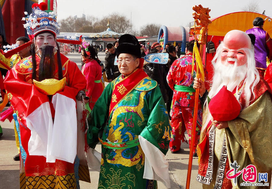 The public swarm to Beijing International Sculpture Park to taste the traditional New Year food and watch the traditional performances at a temple fair held from Feb. 10 to 16, 2013.  (Photo/China.org.cn)