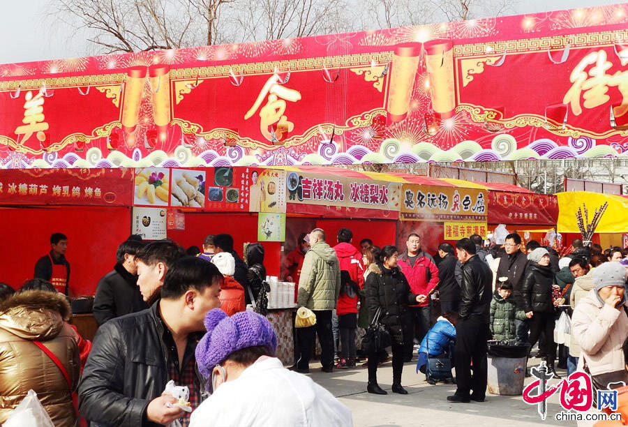 The public swarm to Beijing International Sculpture Park to taste the traditional New Year food and watch the traditional performances at a temple fair held from Feb. 10 to 16, 2013.  (Photo/China.org.cn)