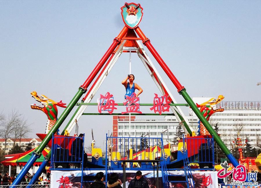 The public swarm to Beijing International Sculpture Park to taste the traditional New Year food and watch the traditional performances at a temple fair held from Feb. 10 to 16, 2013.  (Photo/China.org.cn)