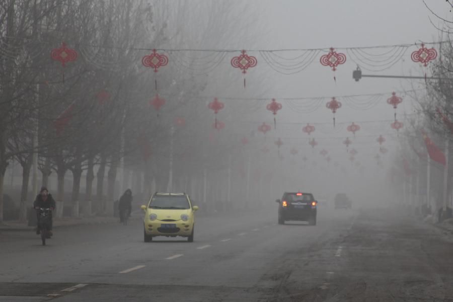 Vehicles run on fog-shrouded road in Yongqing County of Langfang City, north China's Hebei Province, Feb. 17, 2013. (Xinhua/Zhang Yuyu)