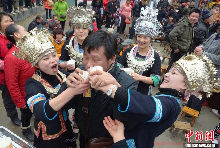 The hospitality of the Dong People is embodied in the wine and songs for guests. (Chinanews.com/Xie Lungan)