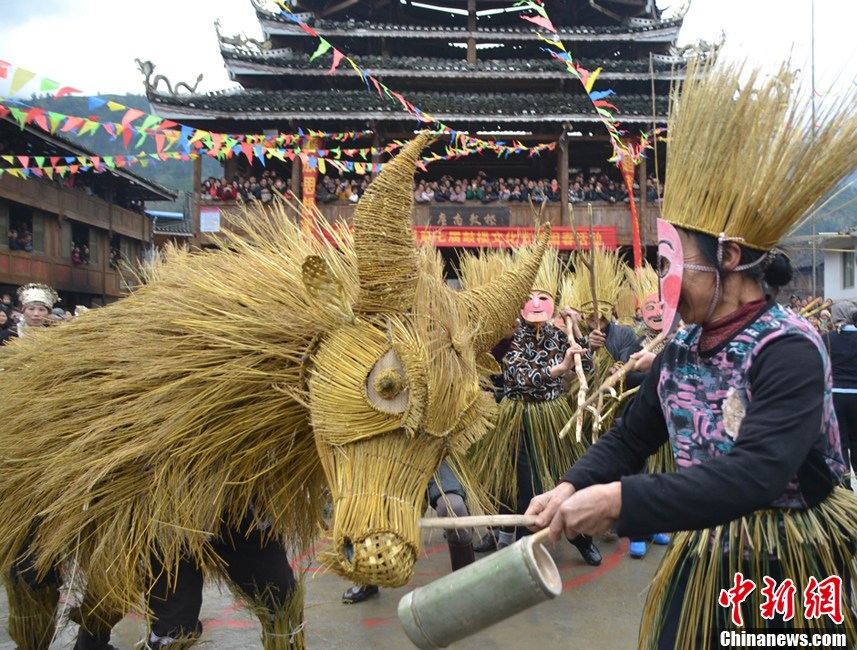 People of Dong ethnic minority perform whipping grass cattle to pray for a good harvest. (Chinanews.com/Xie Lungan)