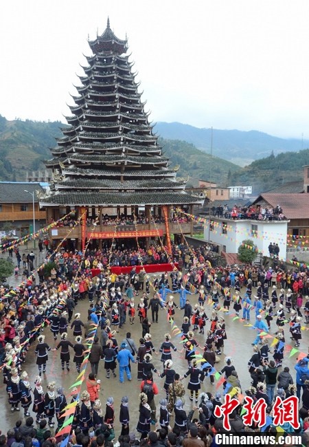 Tourists and Dong people sing and dance together to celebrate Spring Festival (Chinanews.com/Xie Lungan)