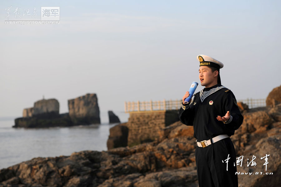College student soldier Xu Zixiang sings at the seaside. (Navy.81.cn/ Jiang Shan)