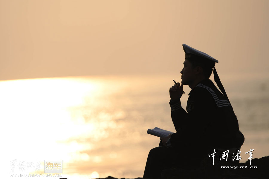 "Where there is love there is dream," says College student soldier Xu Zixiang who always writes letters to his girlfriend showing his love and thinking about their future. (Navy.81.cn/ Jiang Shan)