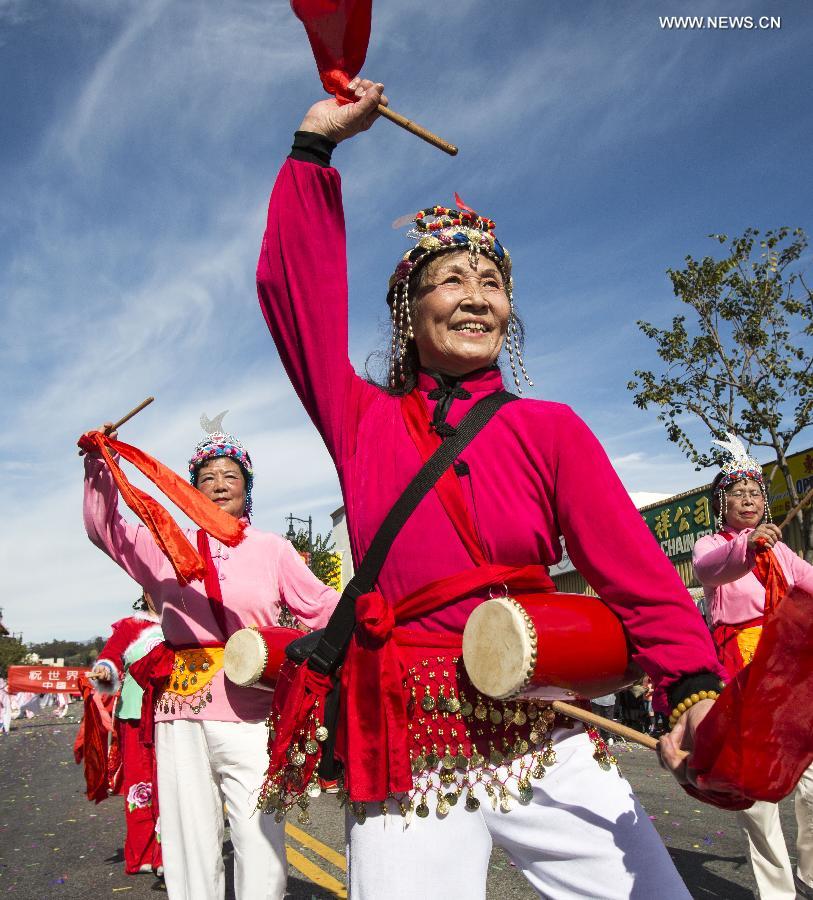 Traditional Chinese drum dancers perform during the 114th annual Chinese New Year "Golden Dragon Parade" in the streets of Chinatown in Los Angeles, the United States, Feb. 16, 2013. (Xinhua/Zhao Hanrong)  