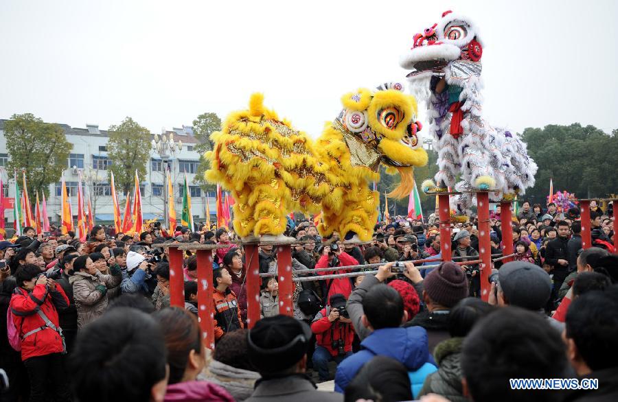 Visitors watch the lion dance during the 14th Folk Culture Festival in Liyang City, east China's Jiangsu Province, Feb. 17, 2013. (Xinhua/Han Yuqing)