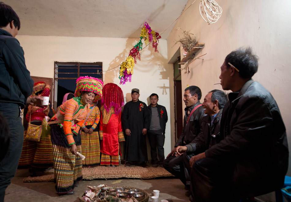 After the banquet, elders of the bride and groom offer wedding money in the wedding room on Feb. 15, 2013. (Xinhua/Jiang Hongjing)