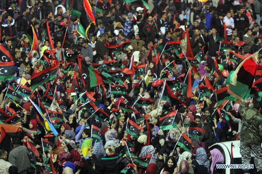  People gather to enjoy the fireworks during a celebration for the second anniversary of the Libyan uprising at the Martyrs' Square in Tripoli on Feb. 17, 2013. (Xinhua/Hamza Turkia) 