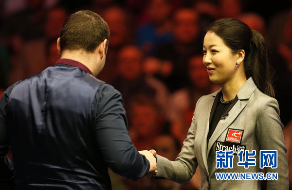 Chinese referee Zhu Ying (right) shakes hand with Scotland player Stephen Maguire before the game.(Xinhua Photo/ Wang Lili)