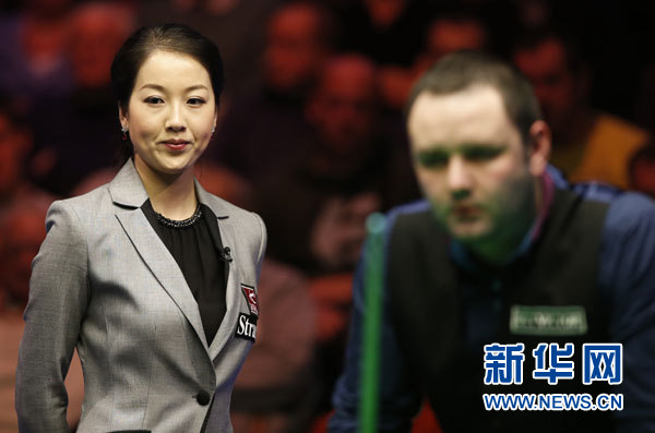 Zhu Ying from China serves as the referee in the final of the Welsh Open on Sunday. (Xinhua Photo/ Wang Lili)