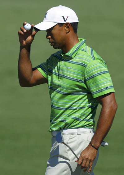 Tiger Woods of the U.S. tips his hat after sinking a par putt on the second green during first round play in the 2011 Masters golf tournament at the Augusta National Golf Club in Augusta, Georgia, April 7, 2011. (Xinhua/ File Photo)