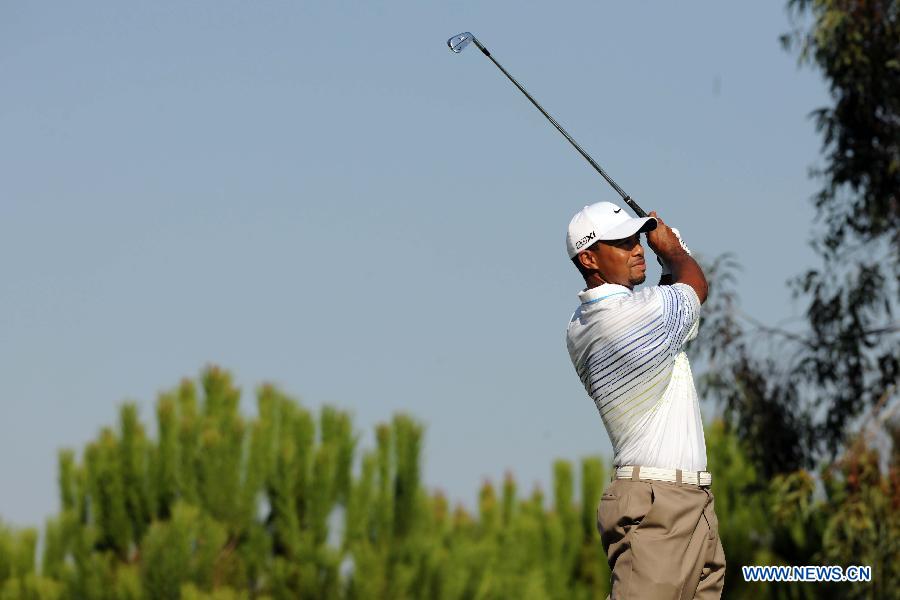 Tiger Woods of the USA tees off in his match against Rory McIlroy of Northern Ireland during the 3rd round of the Turkish Airlines World Golf Final at Antalya Golf Club in Antalya, Turkey on October 11, 2012. (Xinhua/Ma Yan)