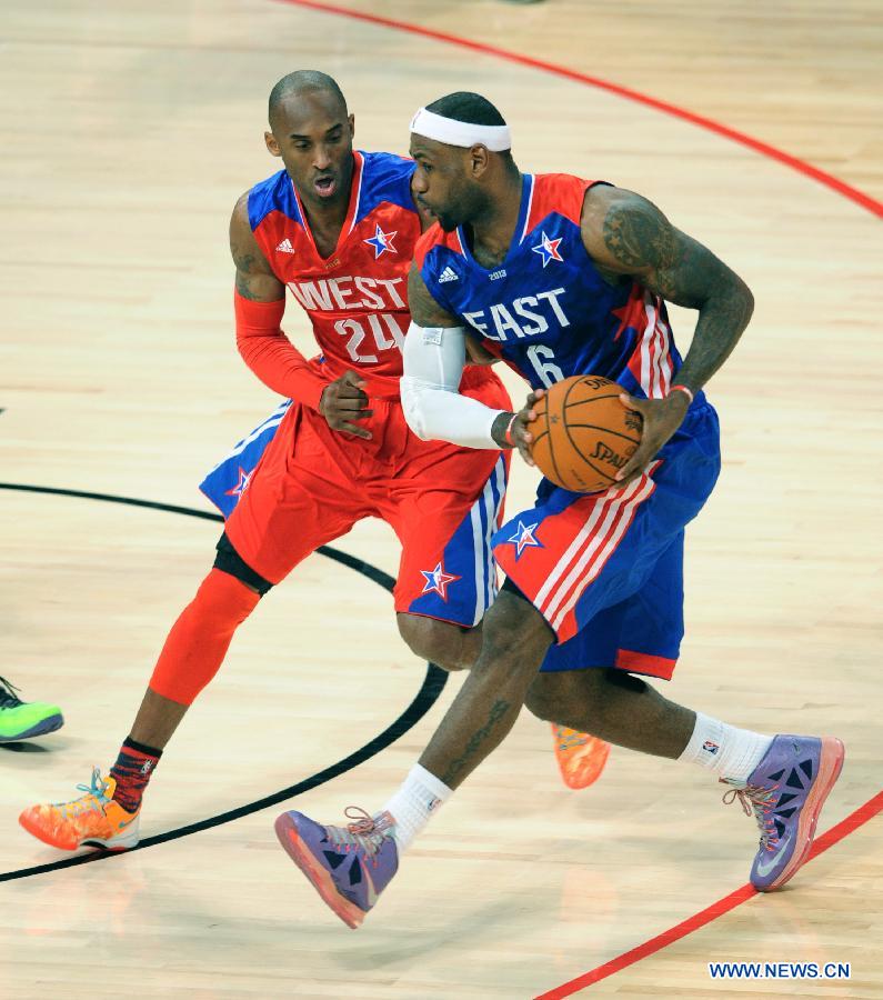Kobe Bryant (L) of the Los Angeles Lakers and the Western Conference defends LeBron James of the Miami Heat and the Eastern Conference during the 2013 NBA All-Star game at the Toyota Center in Houston, the United States, Feb. 17, 2013. (Xinhua/Yang Lei) 