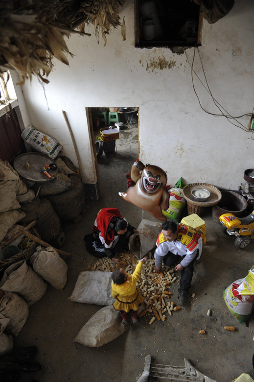 Luo Daguo (right) and his family prepare the corn for the Spring Festival in Bijie of Guizhou province on Feb. 9, 2013. It was the Lunar New Year's eve. Miao people in Guizhou celebrated the Lunar New Year. (Xinhua/Ou Dongqu)