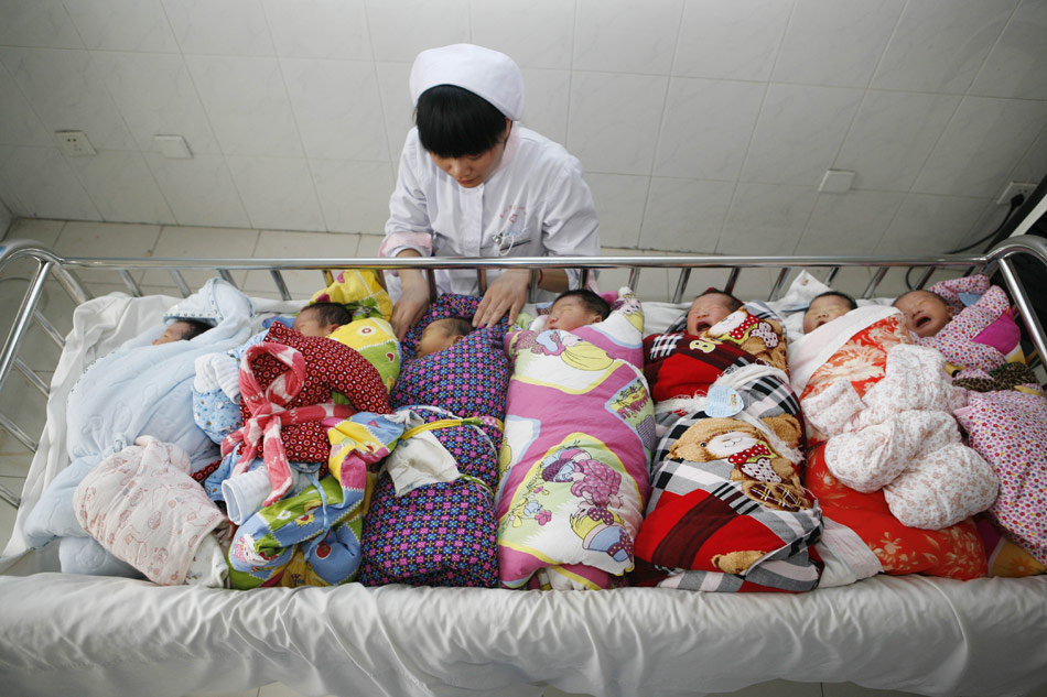 A nurse takes care of the newly born "snake babies" in the First People's Hospital in Xiangyang of Hubei province on Feb. 10, 2013. (Xinhua/Gong Bo)