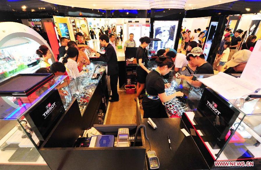 Tourists select goods at a duty-free store in Sanya, south China's Hainan Province, Feb. 18, 2013. More than 18,000 people visited the duty-free store in Sanya on Feb. 16 and 17. About 123,500 people spent 140 million yuan (22.5 million U.S. dollars) at the store during the Spring Festival holiday. (Xinhua/Hou Jiansen)