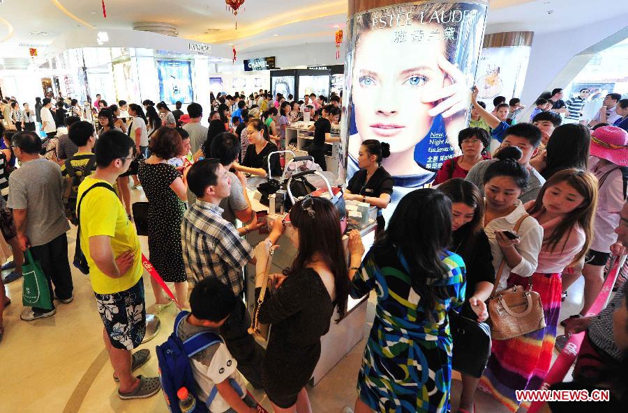 Tourists select goods at a duty-free store in Sanya, south China's Hainan Province, Feb. 18, 2013. More than 18,000 people visited the duty-free store in Sanya on Feb. 16 and 17. About 123,500 people spent 140 million yuan (22.5 million U.S. dollars) at the store during the Spring Festival holiday. (Xinhua/Hou Jiansen)