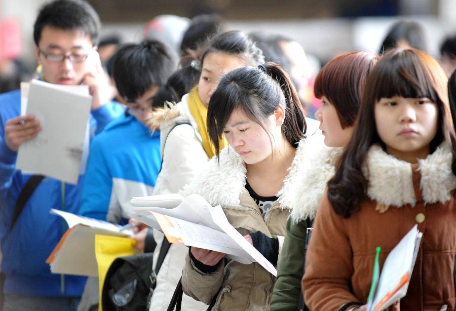 Students are seen at Shungeng International Exhibition Center as they waiting to sign up for the Major of Arts Admissions Test (MAAT) in Jinan, capital of east China's Shandong Province, Feb. 18, 2013. The 2013 MAAT for colleges in Shandong is scheduled to start here on Feb. 20, 2013. (Xinhua/Xu Suhui) 