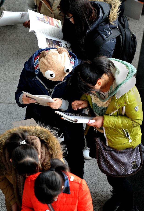 Students are seen at Shungeng International Exhibition Center as they waiting to sign up for the Major of Arts Admissions Test (MAAT) in Jinan, capital of east China's Shandong Province, Feb. 18, 2013. The 2013 MAAT for colleges in Shandong is scheduled to start here on Feb. 20, 2013. (Xinhua/Xu Suhui) 