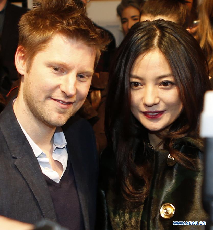 Actress Zhao Wei (R) poses with Christopher Bailey, the Chief Creative Officer of Burberry, after the Burberry Prorsum Autumn/Winter 2013 Womenswear Show at Kensington Gardens during London Fashion Week in London, Britain, on Feb. 18, 2013.(Xinhua/Wang Lili) 