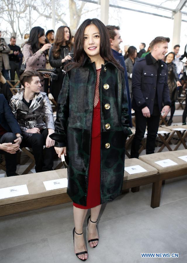 Actress Zhao Wei attends the Burberry Prorsum Autumn/Winter 2013 Womenswear Show at Kensington Gardens during London Fashion Week in London, Britain, on Feb. 18, 2013.(Xinhua/Wang Lili) 