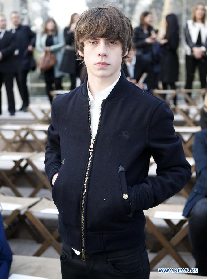 Jake Bugg, an English singer and songwriter, attends the Burberry Prorsum Autumn/Winter 2013 Womenswear Show at Kensington Gardens during London Fashion Week in London, Britain, on Feb. 18, 2013.(Xinhua/Wang Lili) 