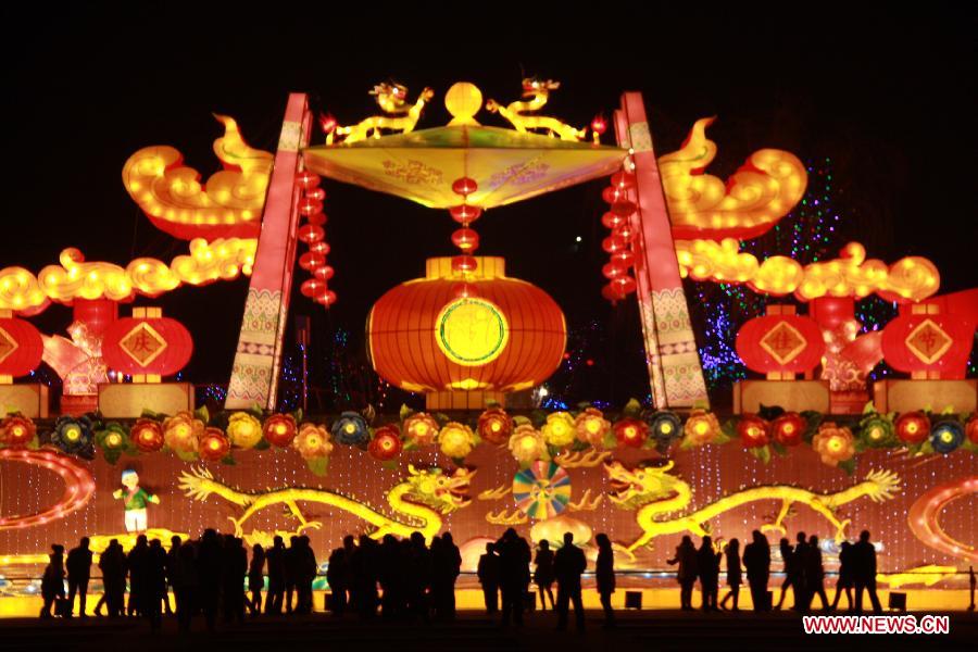 Tourists view lanterns at a park in Yangcheng County, north China's Shanxi Province, Feb. 18, 2013. Chinese traditional Lantern Festival this year falls on Feb. 24, 2013. (Xinhua/Chen Yuanzi)