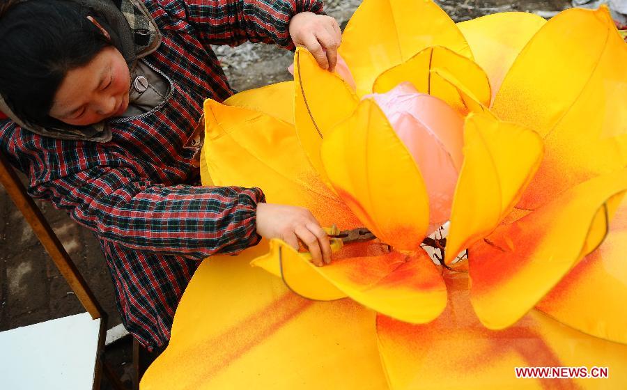 Craftsman Li Fengying makes a lantern in Liaocheng, east China's Shandong Province, Feb. 18, 2013. Chinese traditional Lantern Festival this year falls on Feb. 24, 2013. (Xinhua/Zhang Zhenxiang) 