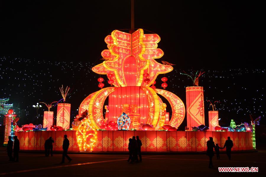 Tourists view lanterns at a park in Yangcheng County, north China's Shanxi Province, Feb. 18, 2013. A lantern shows started in Yangcheng County at Monday night. Chinese traditional Lantern Festival this year falls on Feb. 24, 2013. (Xinhua/Chen Yuanzi) 